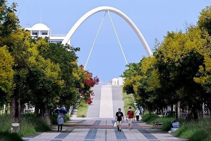 新都心公園の白いアーチ橋